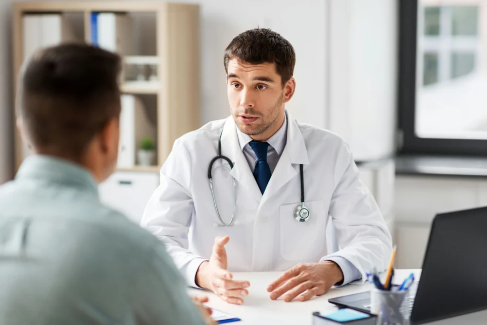 therapist explaining benzo addiction treatment in Memphis, TN