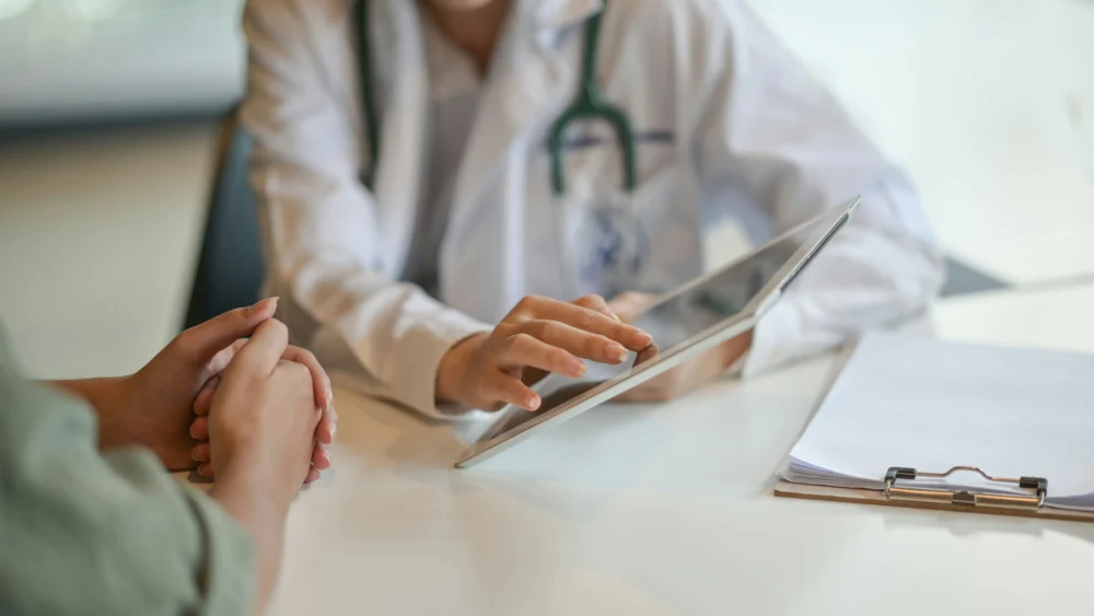 therapist guiding patient in benzo addiction treatment, Memphis TN