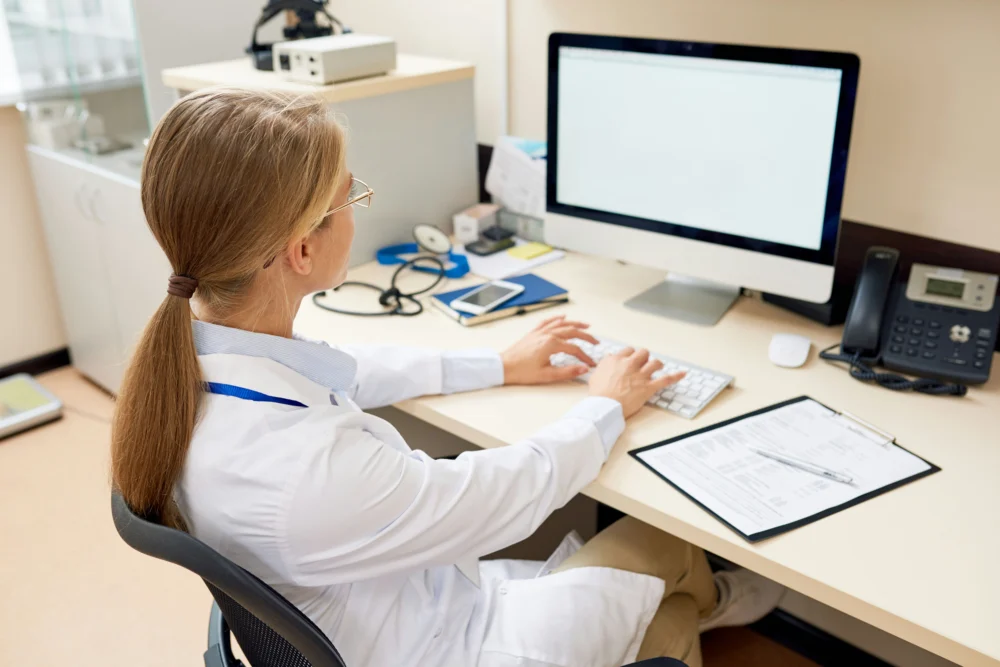 therapist documenting patient details for benzo treatment, Memphis TN