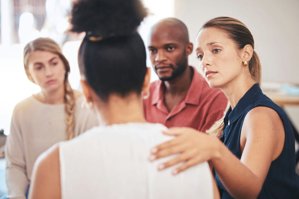therapist leading a fentanyl detox group session